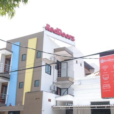 Reddoorz @ Genteng Surabaya Buitenkant foto