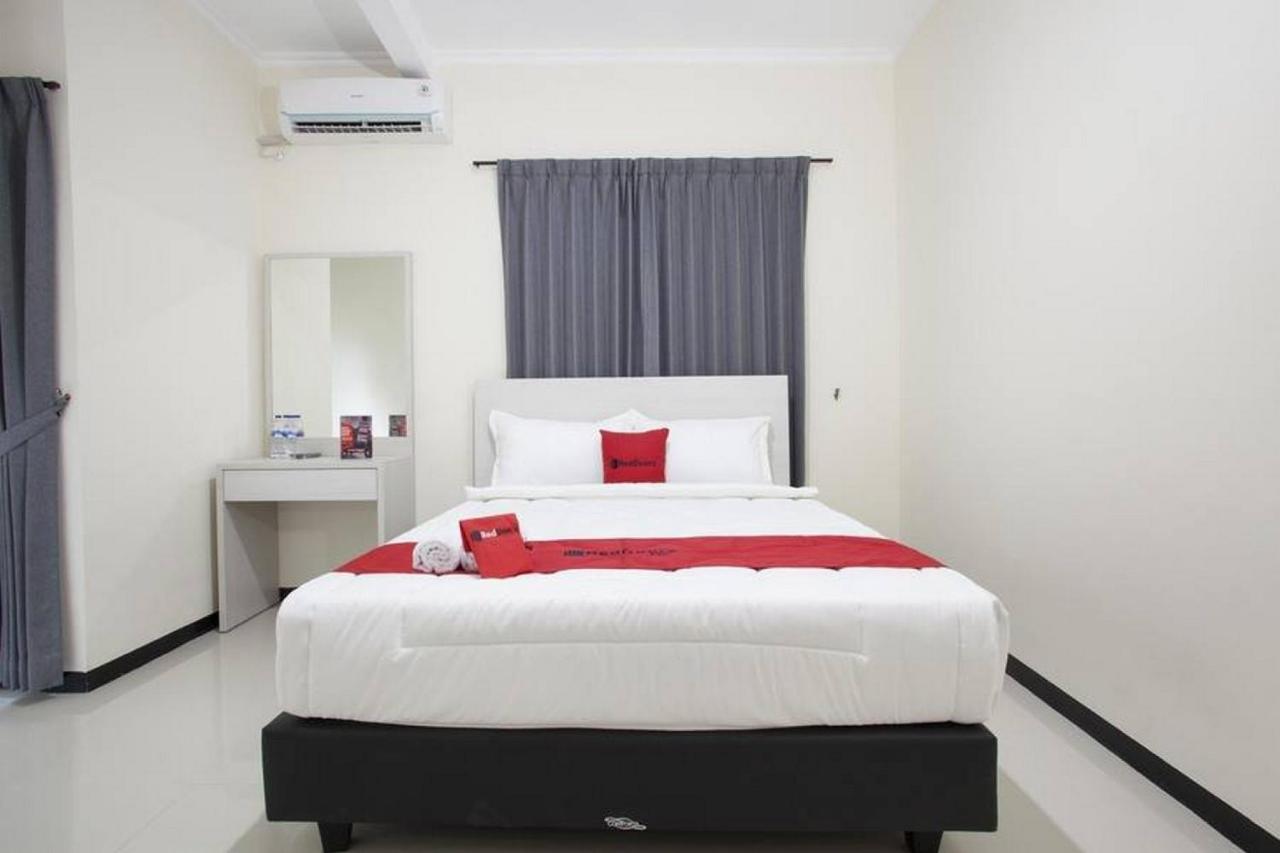 Reddoorz @ Genteng Surabaya Buitenkant foto