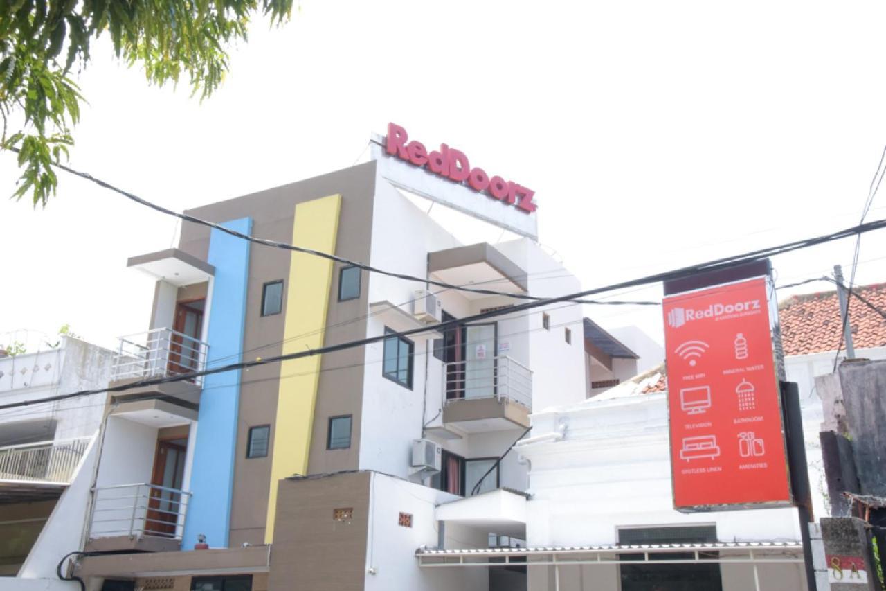 Reddoorz @ Genteng Surabaya Buitenkant foto