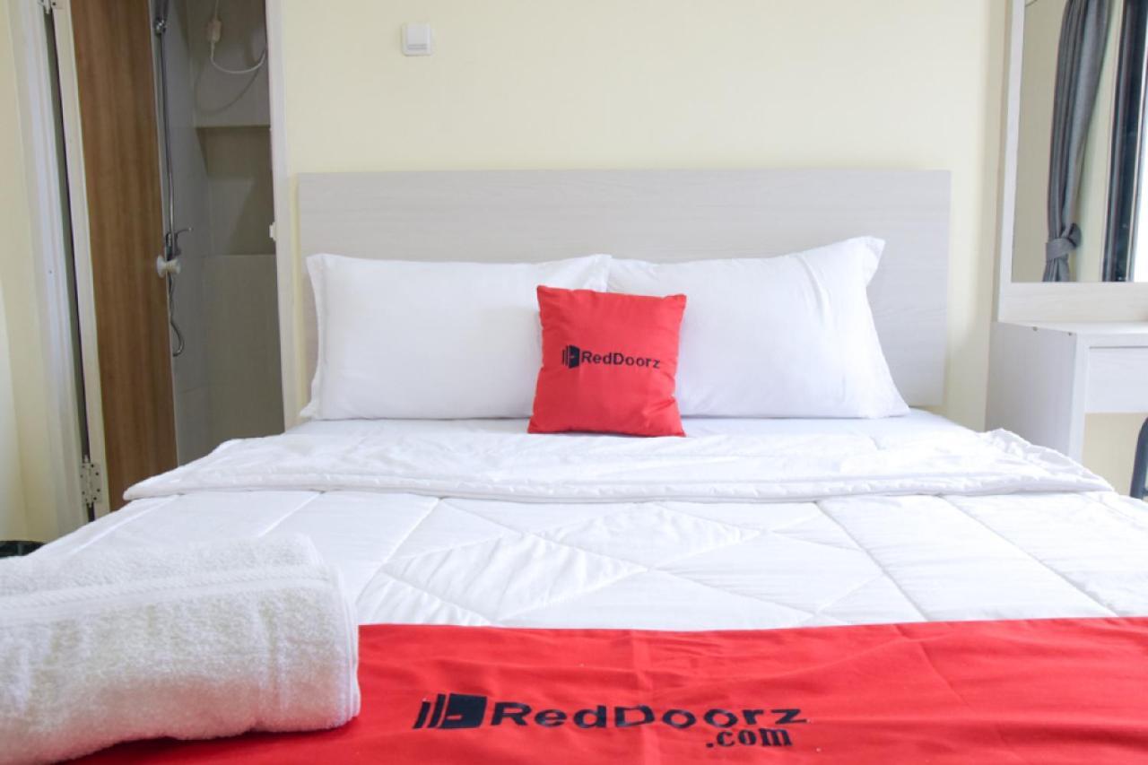 Reddoorz @ Genteng Surabaya Buitenkant foto