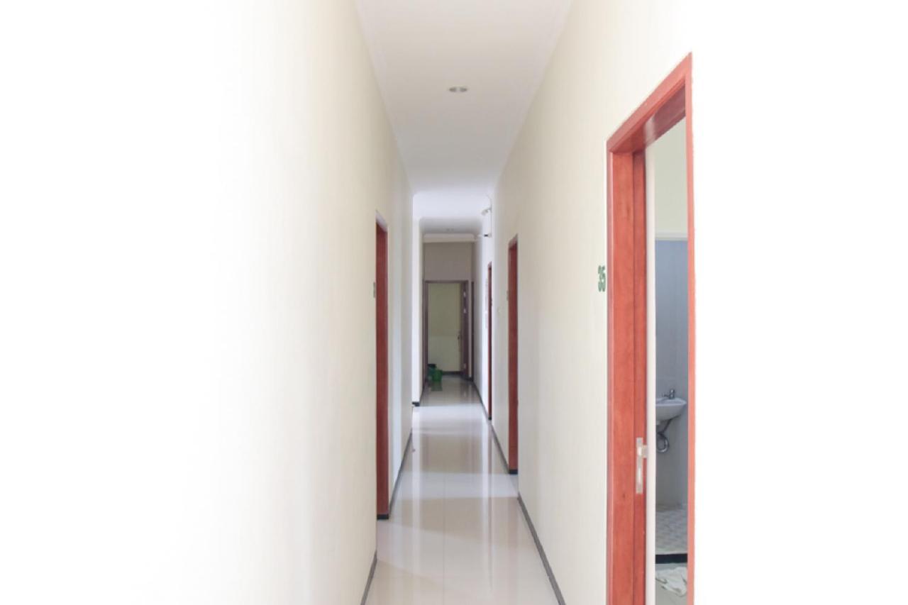 Reddoorz @ Genteng Surabaya Buitenkant foto