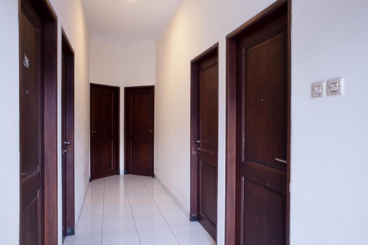 Reddoorz @ Genteng Surabaya Buitenkant foto