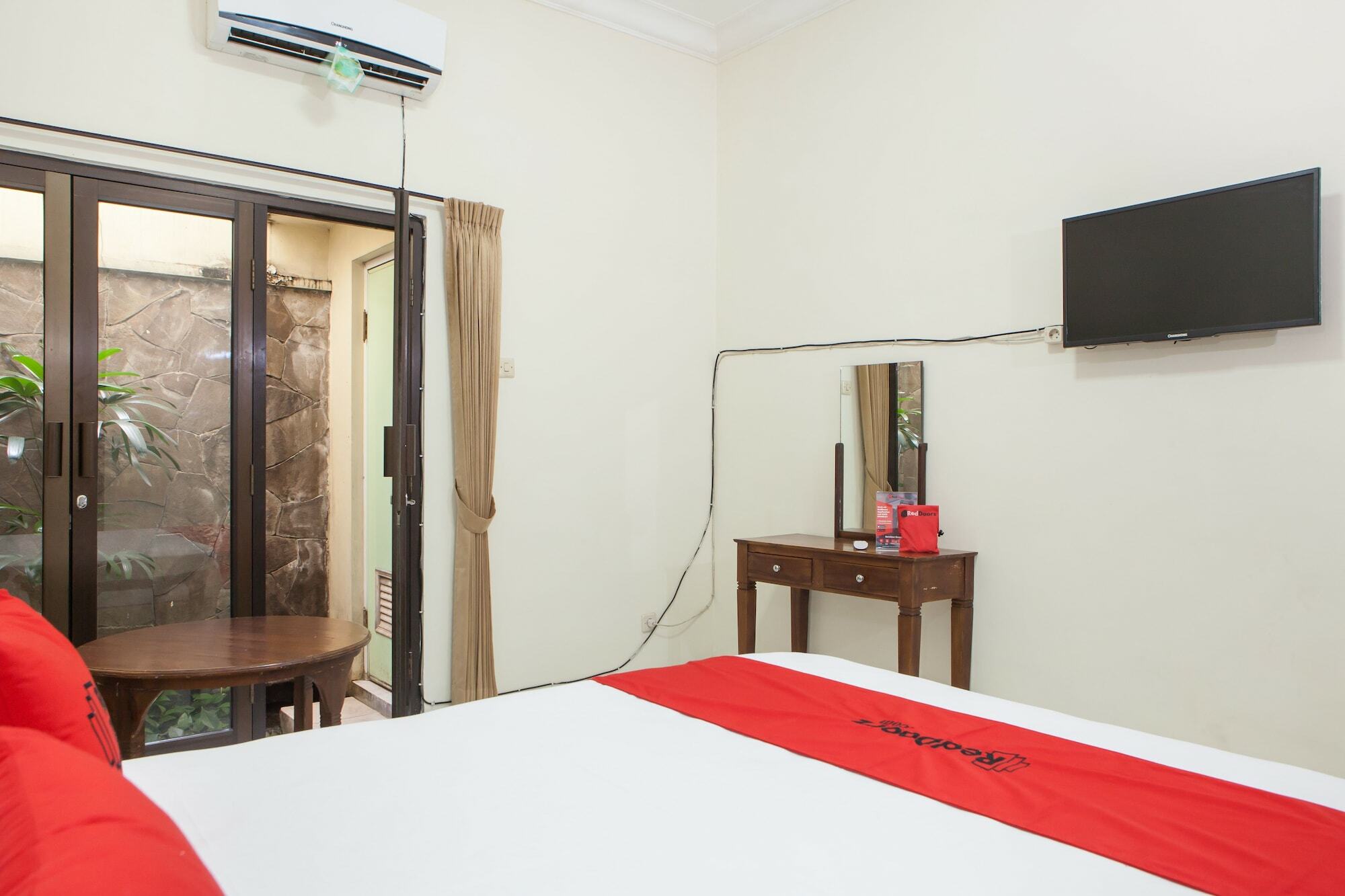 Reddoorz @ Genteng Surabaya Buitenkant foto