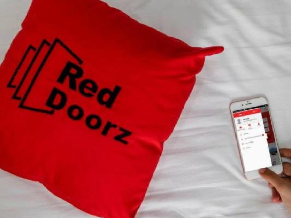 Reddoorz @ Genteng Surabaya Buitenkant foto
