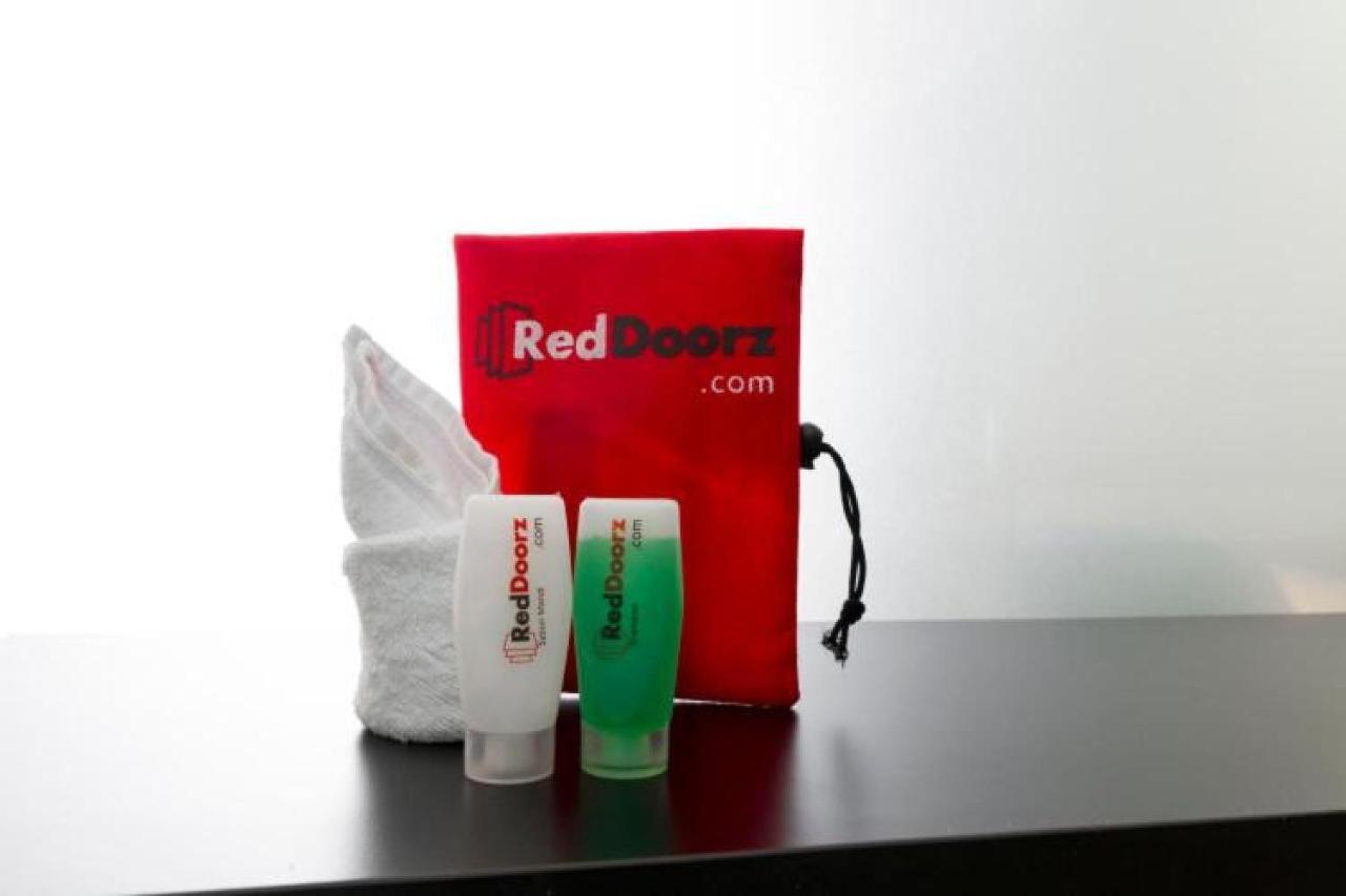 Reddoorz @ Genteng Surabaya Buitenkant foto